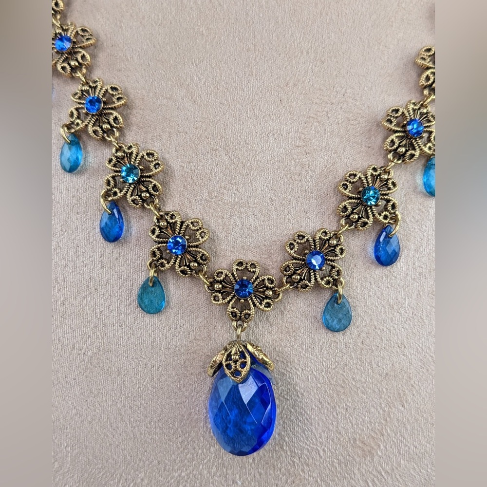 Avon Collier Briolette Multicolore Blue Rhinestone Scroll Gold Necklace Vintage - Picture 3 of 10